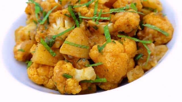 My aloo gobi recipe: this is a traditional potato & cauliflower stir fry. What a splendid Indian spiced vegetarian recipe!
