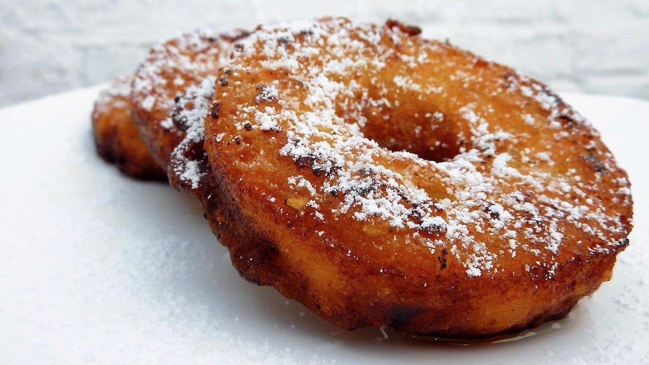 Here are my homemade apple fritters: healthy pan fried apple bites coated with a crispy rice batter... What a crunchy treat these are!