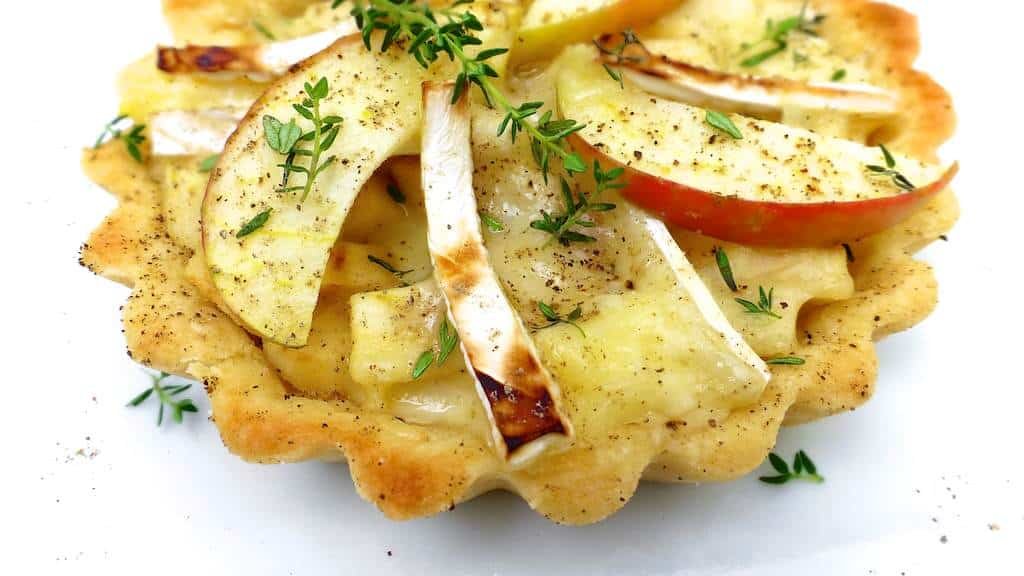 Are you looking for a great starter or veggie lunch idea? Then do try out my baked brie, fresh thyme and apple tart recipe!