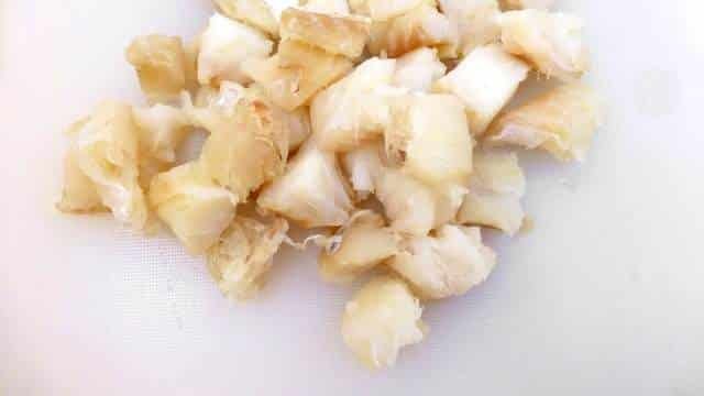 Time for a Portuguese classic recipe: bacalhau a bras or scrambled eggs with salt cod, bell pepper, fried potatoes and olives... Yum!