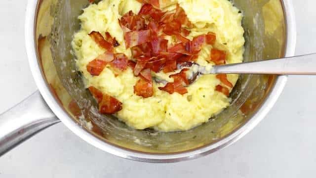 Crunchy rich bacon mashed potatoes... How simple could a potato side dish be? And why haven’t I thought of this before then?