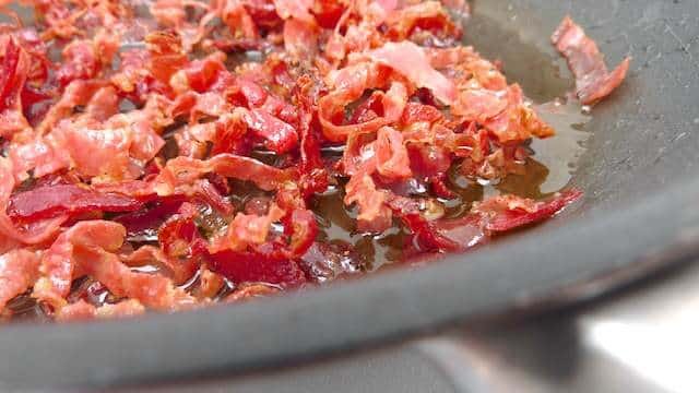 A crunchy salami pasta recipe, sprinkled with a handful of pecorino cheese... Who could ever say no such a savory little Italian dish?