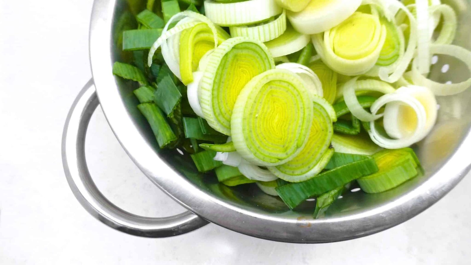 Super soft and smooth braised leeks with butter, white wine and nutmeg... All these flavors are a perfect match for each other!