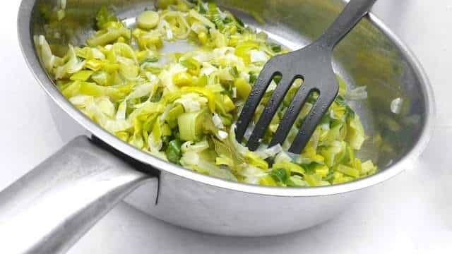 Super soft and smooth braised leeks with butter, white wine and nutmeg... All these flavors are a perfect match for each other!