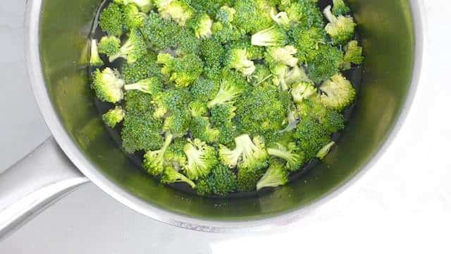 Here is my healthy and colorful broccoli salad recipe with cherry tomatoes, lentils, red onion and a light milk dressing...