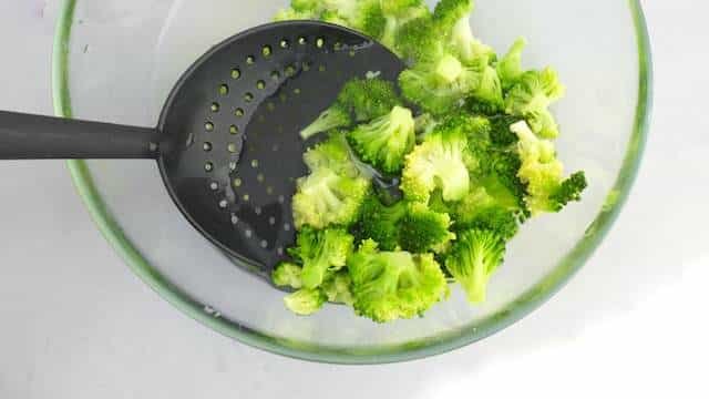 Here is my healthy and colorful broccoli salad recipe with cherry tomatoes, lentils, red onion and a light milk dressing...
