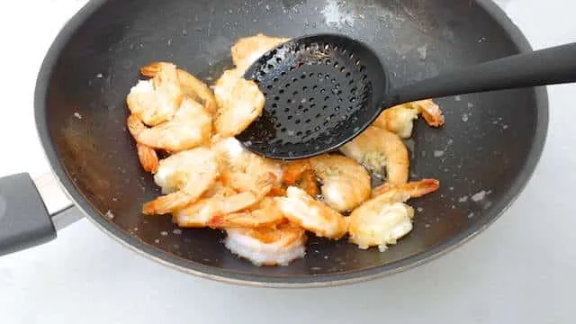 My creamy butter prawns recipe: a Malaysian recipe for prawns in a creamy curry leaf sauce... The most popular recipe here on my website!