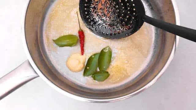 My creamy butter prawns recipe: a Malaysian recipe for prawns in a creamy curry leaf sauce... The most popular recipe here on my website!