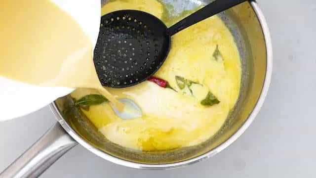 My creamy butter prawns recipe: a Malaysian recipe for prawns in a creamy curry leaf sauce... The most popular recipe here on my website!