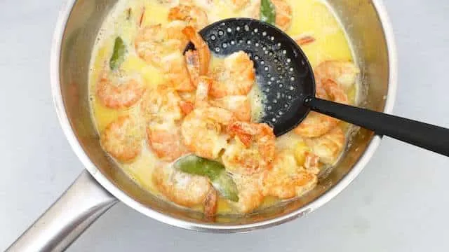 My creamy butter prawns recipe: a Malaysian recipe for prawns in a creamy curry leaf sauce... The most popular recipe here on my website!