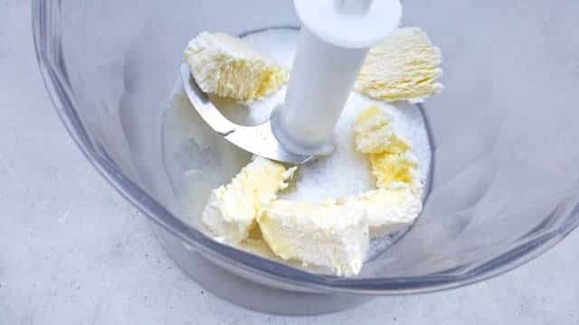 Buttercream Truffles with amaretto, easier to prepare than it looks!! These truffles are to die for… And they are a great homemade gift!