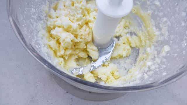 Buttercream Truffles with amaretto, easier to prepare than it looks!! These truffles are to die for… And they are a great homemade gift!