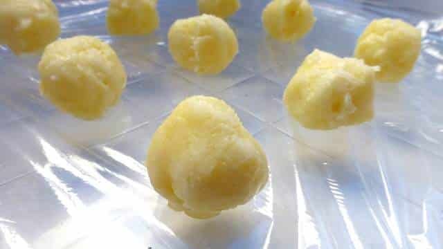 Buttercream Truffles with amaretto, easier to prepare than it looks!! These truffles are to die for… And they are a great homemade gift!