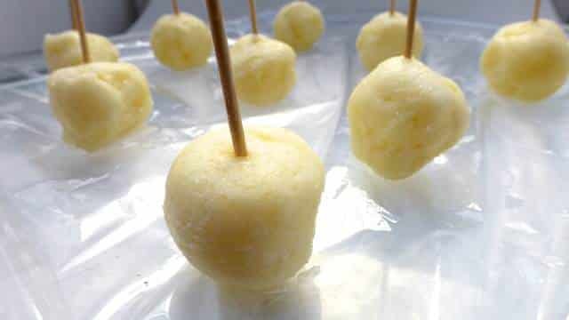 Buttercream Truffles with amaretto, easier to prepare than it looks!! These truffles are to die for… And they are a great homemade gift!