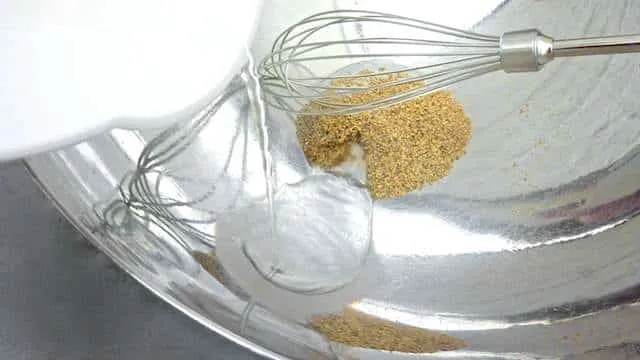 Classic cacio e pepe pasta: simple Italian spaghetti dish with grated pecorino cheese and freshly ground pepper... Yum!