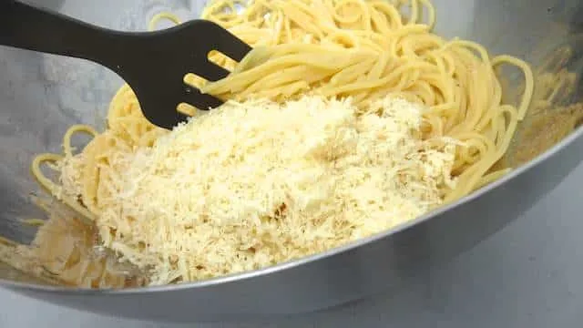 Classic cacio e pepe pasta: simple Italian spaghetti dish with grated pecorino cheese and freshly ground pepper... Yum!
