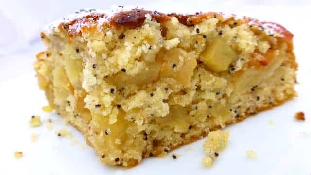 Have you ever thought of adding spices to cakes? Then try this cardamom cake with apples and see how much flavor spices can add to cakes!
