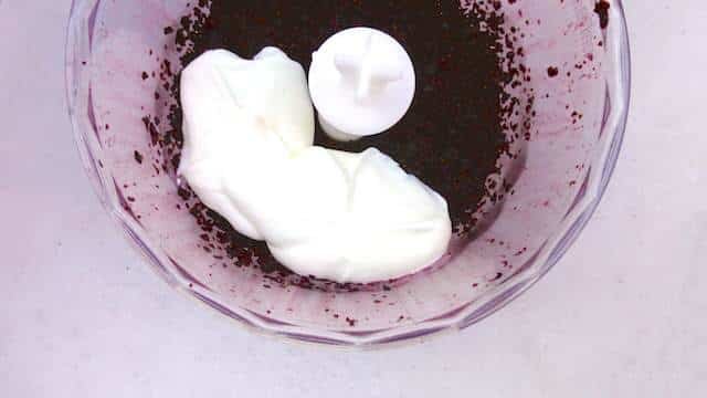 Looking for a fast summer dessert? Then try out my blueberry frozen yogurt: a quick and easy frozen treat! Or add whatever frozen fruit you want!