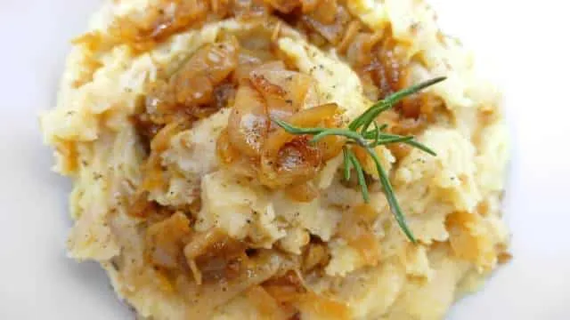 Easy Recipe Mashed Potatoes with Caramelized Onions You'll see that after making this recipe mashed potatoes with caramelized onions will never have looked and tasted so good before!