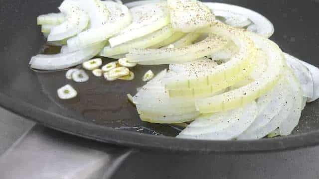 Easy Recipe Mashed Potatoes with Caramelized Onions You'll see that after making this recipe mashed potatoes with caramelized onions will never have looked and tasted so good before!