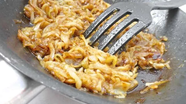Easy Recipe Mashed Potatoes with Caramelized Onions You'll see that after making this recipe mashed potatoes with caramelized onions will never have looked and tasted so good before!