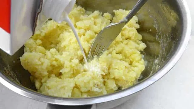 Easy Recipe Mashed Potatoes with Caramelized Onions You'll see that after making this recipe mashed potatoes with caramelized onions will never have looked and tasted so good before!