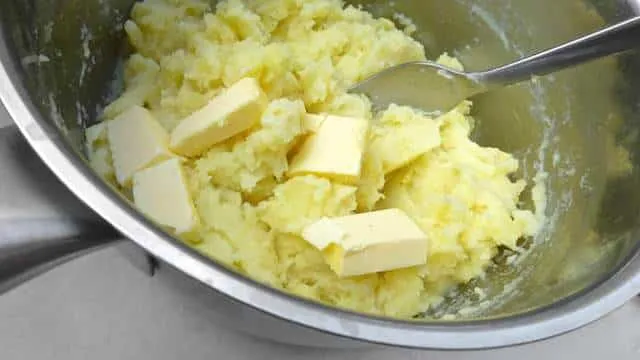 Easy Recipe Mashed Potatoes with Caramelized Onions You'll see that after making this recipe mashed potatoes with caramelized onions will never have looked and tasted so good before!