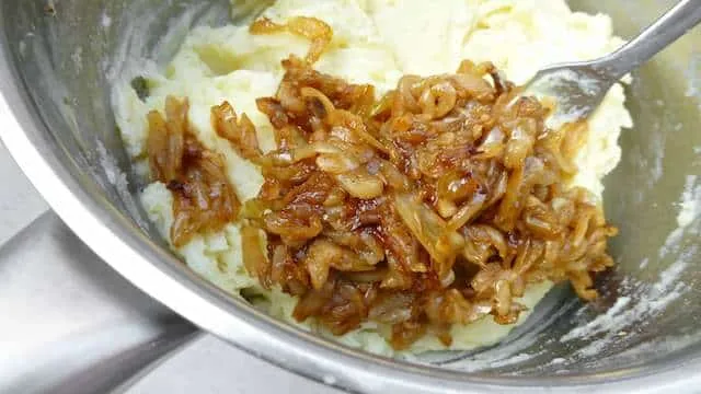 Easy Recipe Mashed Potatoes with Caramelized Onions You'll see that after making this recipe mashed potatoes with caramelized onions will never have looked and tasted so good before!