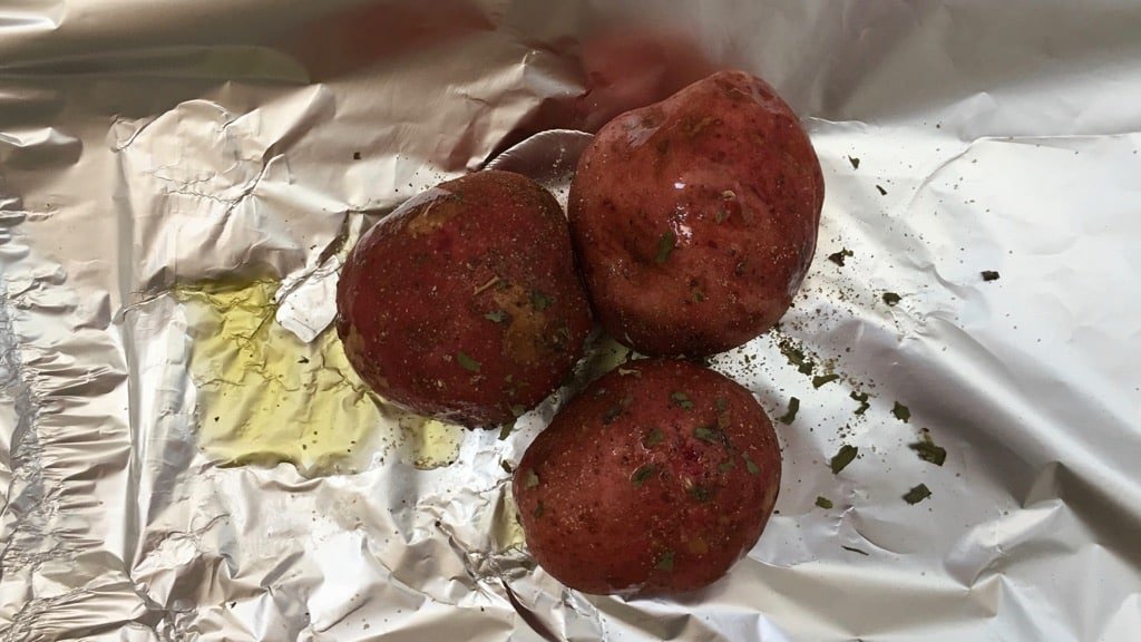 Easy crash hot potatoes: crispy crushed au gratin spuds... See how a good old boiled potato turns your dinner into an exciting food feast!