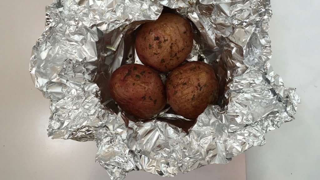 Easy crash hot potatoes: crispy crushed au gratin spuds... See how a good old boiled potato turns your dinner into an exciting food feast!
