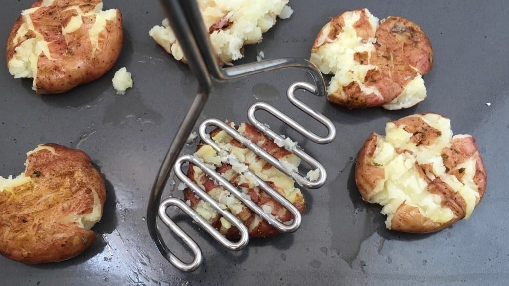 Easy crash hot potatoes: crispy crushed au gratin spuds... See how a good old boiled potato turns your dinner into an exciting food feast!