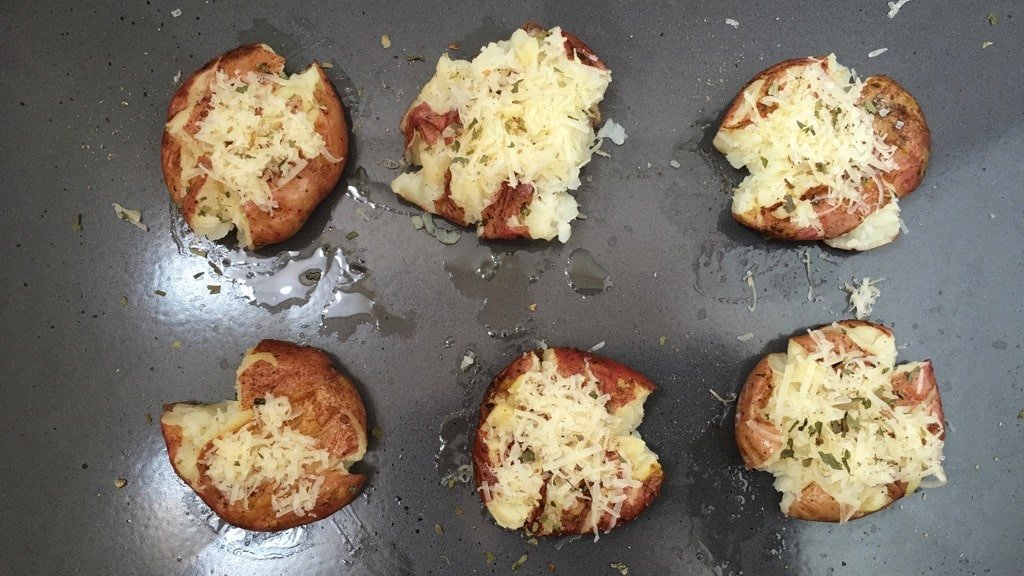 Easy crash hot potatoes: crispy crushed au gratin spuds... See how a good old boiled potato turns your dinner into an exciting food feast!