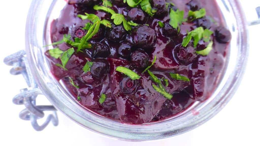 Do try out this very easy blueberry chutney with sour apples and bacon, the best companion for your next pork roast dinner!