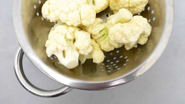 Scrumptious cauliflower au gratin: baked cauliflower florets in a creamy white cheese sauce... This side dish recipe reminds me of my granny!