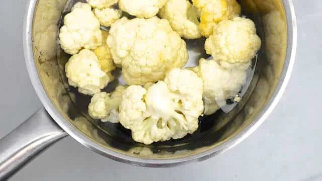 Scrumptious cauliflower au gratin: baked cauliflower florets in a creamy white cheese sauce... This side dish recipe reminds me of my granny!