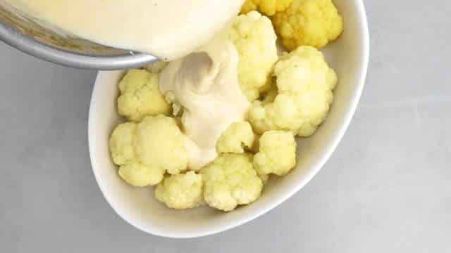 Scrumptious cauliflower au gratin: baked cauliflower florets in a creamy white cheese sauce... This side dish recipe reminds me of my granny!