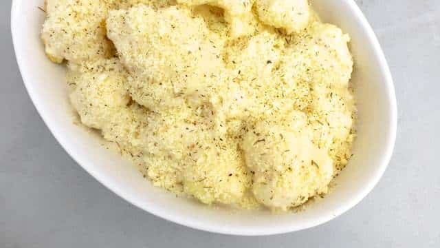 Scrumptious cauliflower au gratin: baked cauliflower florets in a creamy white cheese sauce... This side dish recipe reminds me of my granny!