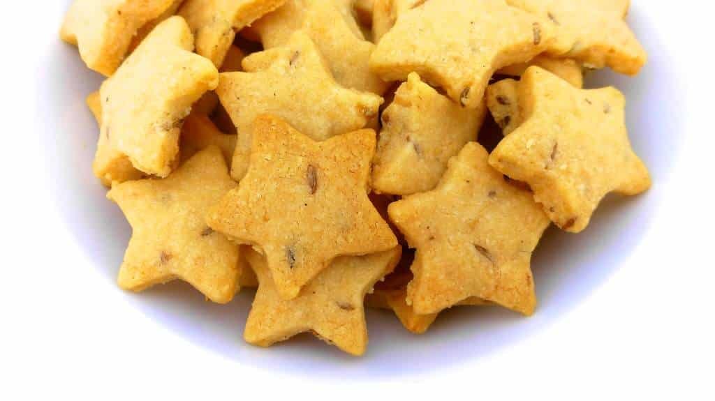 What an easy appetizer cheese cookie recipe with Emmental and cumin seeds: make your own party snacks! These cheese cookies are perfect.