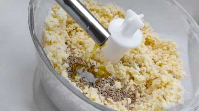 What an easy appetizer cheese cookie recipe with Emmental and cumin seeds: make your own party snacks! These cheese cookies are perfect.