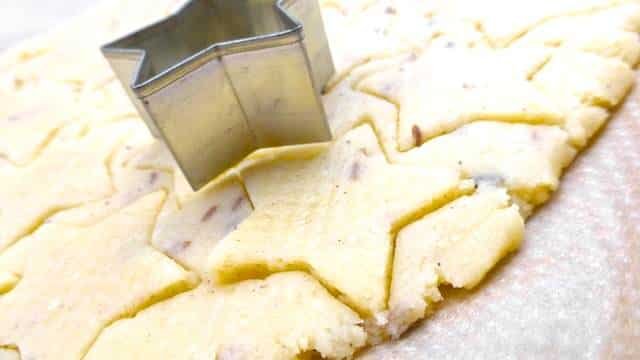 What an easy appetizer cheese cookie recipe with Emmental and cumin seeds: make your own party snacks! These cheese cookies are perfect.