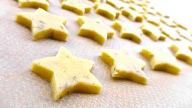 What an easy appetizer cheese cookie recipe with Emmental and cumin seeds: make your own party snacks! These cheese cookies are perfect.
