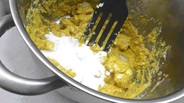 My homemade chicken korma recipe: here's a creamy Indian chicken curry recipe with cashew nuts, fresh ginger and yogurt...