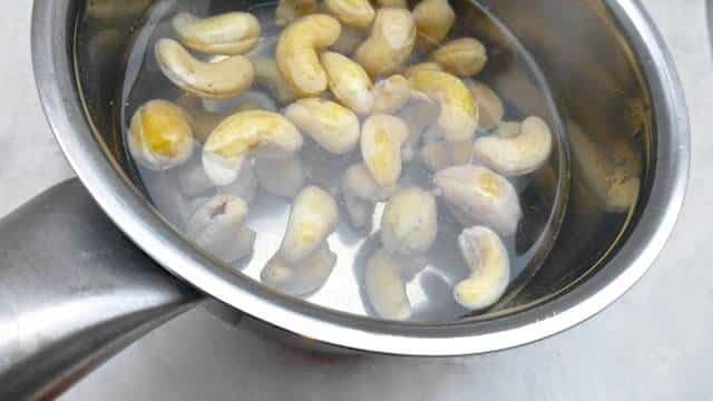 My homemade chicken korma recipe: here's a creamy Indian chicken curry recipe with cashew nuts, fresh ginger and yogurt...
