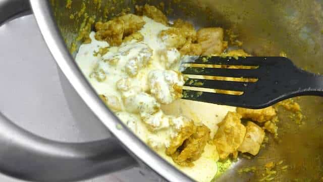 My homemade chicken korma recipe: here's a creamy Indian chicken curry recipe with cashew nuts, fresh ginger and yogurt...