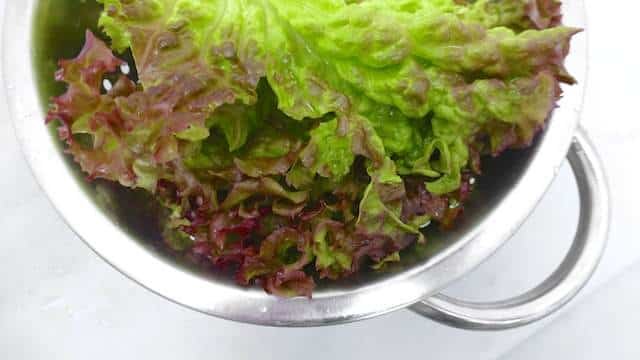You are going to love this easy chicken liver salad with green peas, cooked beetroot, crunchy lettuce and a chives dressing...