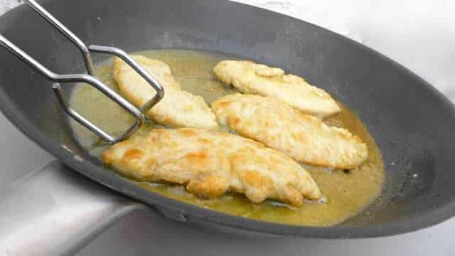 Chicken Piccata Recipe: chicken in lemon, white wine and caper sauce! Serve this dish with grilled bread or plain and simple: over al dente pasta...