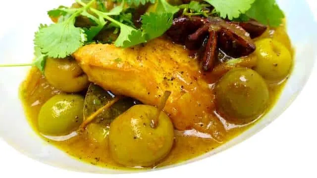 Juicy baked Moroccan chicken with olives, a Moroccan flavored chicken stew with green olives and amazing Eastern spices... Winner dinner!