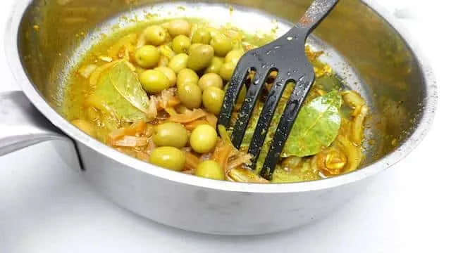 Juicy baked Moroccan chicken with olives, a Moroccan flavored chicken stew with green olives and amazing Eastern spices... Winner dinner!