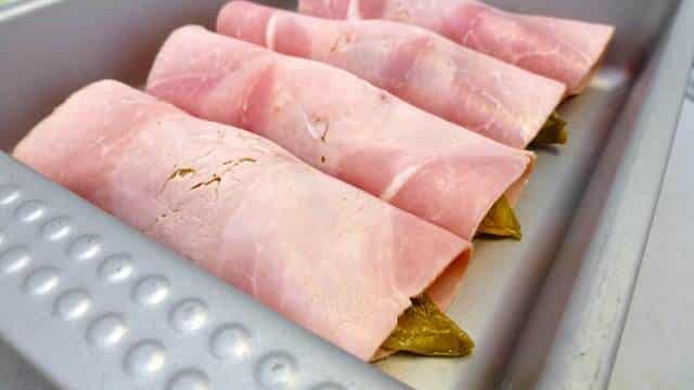 Chicory rolls: wrapped in ham and topped with a cheesy bechamel sauce. Definitely one of my all-time favorite Belgian classics!