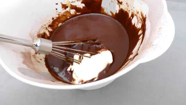 My sweet and fluffy chocolate Guinness cupcakes: quick and easy cupcakes with a creamy cocoa frosting on top! What a decadent treat...